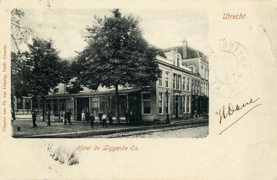 122029 Gezicht op de voor- en zijgevel van het Hotel De Liggende Os (Vredenburg 49) te Utrecht.N.B. Het adres ...